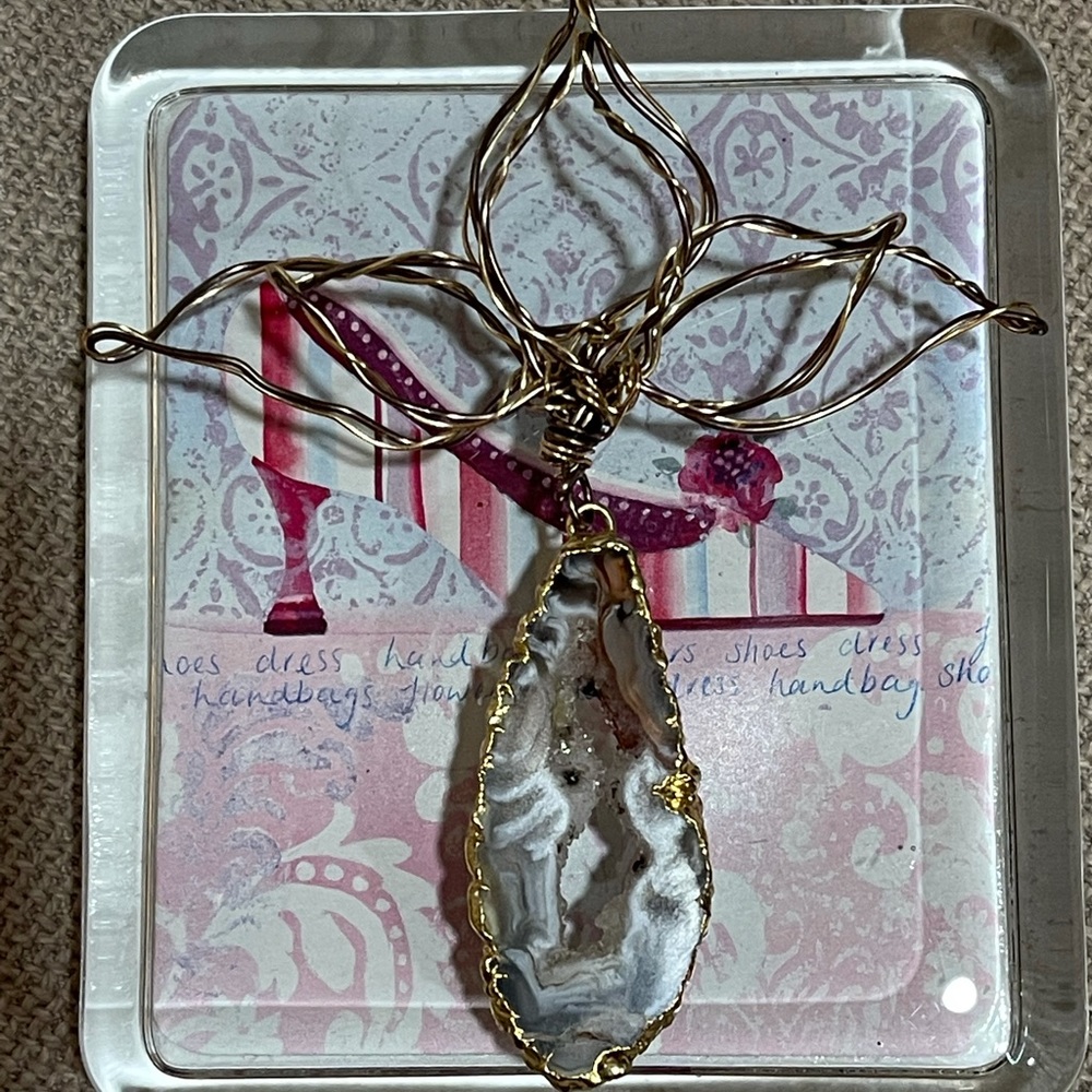 3-inch pendant gold wire design with beautiful stone pendant.